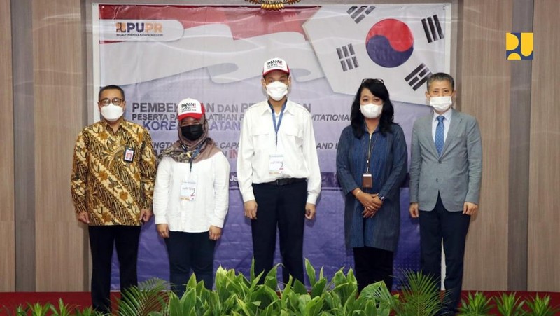 Direktur Jenderal (Dirjen) Cipta Karya Kementerian PUPR Diana Kusumastuti dan Kepala BPSDM Kementerian PUPR Khalawi Abdul Hamid mewakili Menteri PUPR Basuki Hadimuljono melepas peserta Pelatihan Program For Invitational Training: Strengthening The Capacity of Planning and Implementing Smart Cities In Indonesia di Korea Selatan pada Jumat (15/7/2022) di Ruang Sapta Taruna Kementerian PUPR, Jakarta. (PUPR)