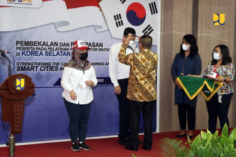 Direktur Jenderal (Dirjen) Cipta Karya Kementerian PUPR Diana Kusumastuti dan Kepala BPSDM Kementerian PUPR Khalawi Abdul Hamid mewakili Menteri PUPR Basuki Hadimuljono melepas peserta Pelatihan Program For Invitational Training: Strengthening The Capacity of Planning and Implementing Smart Cities In Indonesia di Korea Selatan pada Jumat (15/7/2022) di Ruang Sapta Taruna Kementerian PUPR, Jakarta. (PUPR) Direktur Jenderal (Dirjen) Cipta Karya Kementerian PUPR Diana Kusumastuti dan Kepala BPSDM Kementerian PUPR Khalawi Abdul Hamid mewakili Menteri PUPR Basuki Hadimuljono melepas peserta Pelatihan Program For Invitational Training: Strengthening The Capacity of Planning and Implementing Smart Cities In Indonesia di Korea Selatan pada Jumat (15/7/2022) di Ruang Sapta Taruna Kementerian PUPR, Jakarta. (PUPR)
