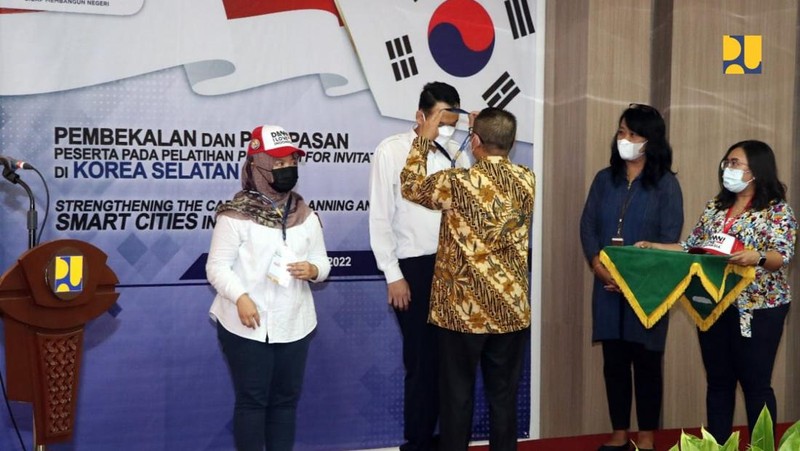 Direktur Jenderal (Dirjen) Cipta Karya Kementerian PUPR Diana Kusumastuti dan Kepala BPSDM Kementerian PUPR Khalawi Abdul Hamid mewakili Menteri PUPR Basuki Hadimuljono melepas peserta Pelatihan Program For Invitational Training: Strengthening The Capacity of Planning and Implementing Smart Cities In Indonesia di Korea Selatan pada Jumat (15/7/2022) di Ruang Sapta Taruna Kementerian PUPR, Jakarta. (PUPR)