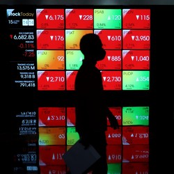 IHSG Sempat Anjlok 7%, Market Cap Menguap Rp800 T Sehari!