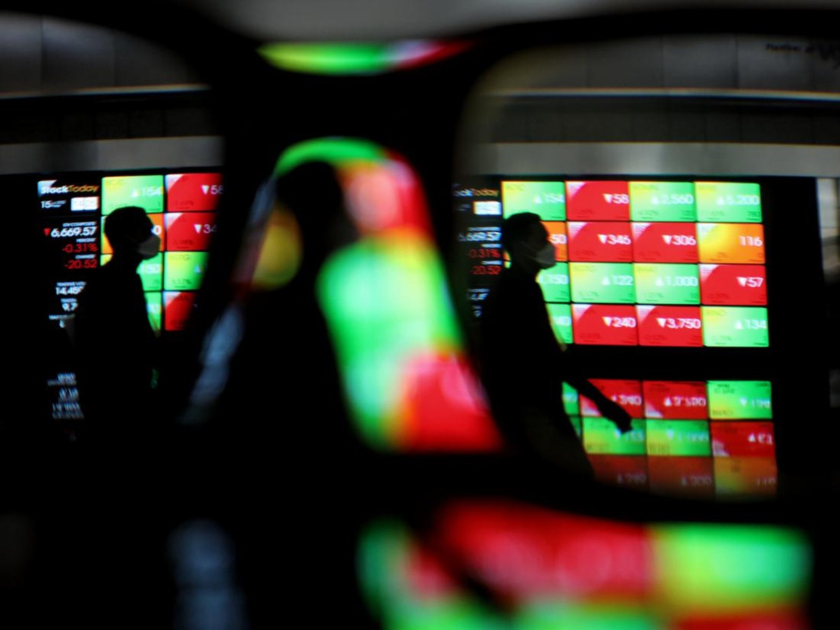 IHSG Turun Akibat Defisit APBN dan Penjualan Saham Perbankan Asing
