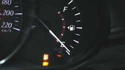 Lampu Indikator Bensin Menyala, Mobil Masih Bisa Melaju Berapa Km?
