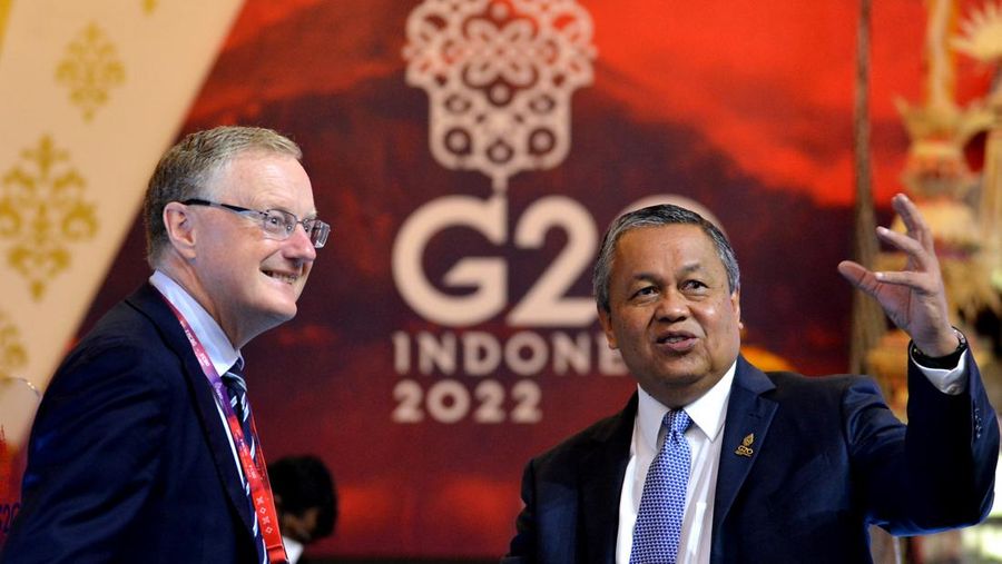 Gubernur Bank Indonesia Perry Warjiyo (kanan) dan Gubernur Reserve Bank of Australia Philip Lowe (kiri) berbincang sebelum mengikuti 3rd Finance Ministers and Central Bank Governors (FMCBG)G20 di Nusa Dua, Badung, Bali, Jumat (15/7/2022). Pertemuan tersebut berlangsung 15-16 Juli 2022 untuk membahas tujuh agenda utama menyangkut ekonomi global dan keuangan. ANTARA FOTO/POOL/Fikri Yusuf