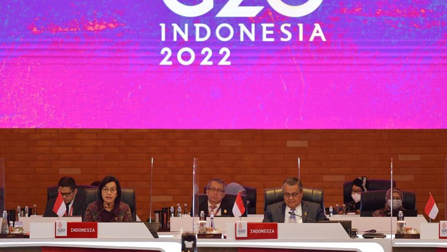 Menteri Keuangan Sri Mulyani Indrawati (kedua kiri) bersama Gubernur Bank Indonesia Perry Warjiyo (ketiga kanan) menyampaikan sambutan pembukaan Pertemuan Menteri Keuangan dan Gubernur Bank Sentral (FMCBG) G20 di Nusa Dua, Bali, Jumat (15/7/2022). Pertemuan tersebut berlangsung 15-16 Juli 2022 untuk membahas tujuh agenda utama menyangkut berbagai isu ekonomi global dan keuangan. ANTARA FOTO/Nyoman Budhiana.