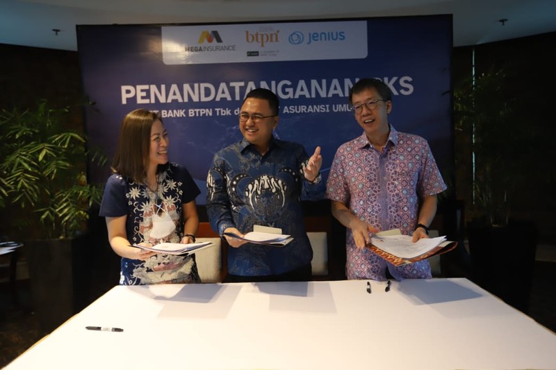 PT Asuransi Umum Mega (Asuransi Mega) melakukan penandatanganan MoU dengan PT Bank BTPN Tbk (Bank BTPN) yang merupakan dari SMBC Group di menara Bank Mega, Jakarta, Jumat,15/7. (CNBC Indonesia/Muhammad Sabki)