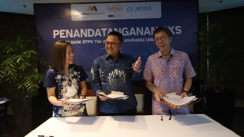 PT Asuransi Umum Mega (Asuransi Mega) melakukan penandatanganan MoU dengan PT Bank BTPN Tbk (Bank BTPN) yang merupakan dari SMBC Group di menara Bank Mega, Jakarta, Jumat,15/7. (CNBC Indonesia/Muhammad Sabki)