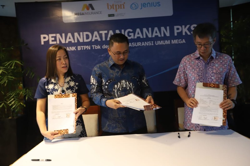 PT Asuransi Umum Mega (Asuransi Mega) PT Asuransi Umum Mega (Asuransi Mega) melakukan penandatanganan MoU dengan PT Bank BTPN Tbk (Bank BTPN) yang merupakan dari SMBC Group di menara Bank Mega, Jakarta, Jumat,15/7. (CNBC Indonesia/Muhammad Sabki)