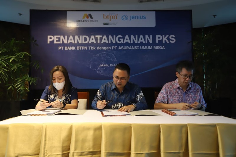 PT Asuransi Umum Mega (Asuransi Mega) PT Asuransi Umum Mega (Asuransi Mega) melakukan penandatanganan MoU dengan PT Bank BTPN Tbk (Bank BTPN) yang merupakan dari SMBC Group di menara Bank Mega, Jakarta, Jumat,15/7. (CNBC Indonesia/Muhammad Sabki)