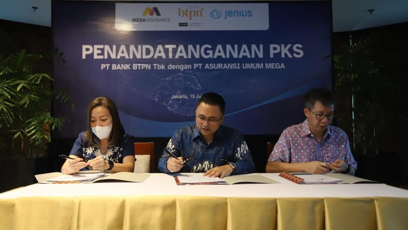 PT Asuransi Umum Mega (Asuransi Mega) melakukan penandatanganan MoU dengan PT Bank BTPN Tbk (Bank BTPN) yang merupakan dari SMBC Group di menara Bank Mega, Jakarta, Jumat,15/7. (CNBC Indonesia/Muhammad Sabki)