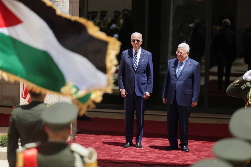 USA-PALESTINIANS/BIDEN-ABBAS U.S. President Joe Biden shakes hands with Palestinian President Mahmoud Abbas at the Presidential Compound, in Bethlehem, in the Israeli-occupied West Bank July 15, 2022. REUTERS/Evelyn Hockstein