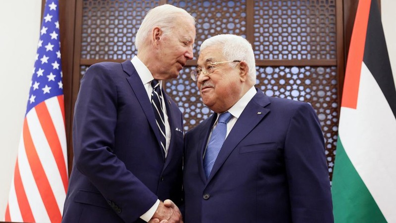 U.S. President Joe Biden shakes hands with Palestinian President Mahmoud Abbas at the Presidential Compound, in Bethlehem, in the Israeli-occupied West Bank July 15, 2022. REUTERS/Evelyn Hockstein
