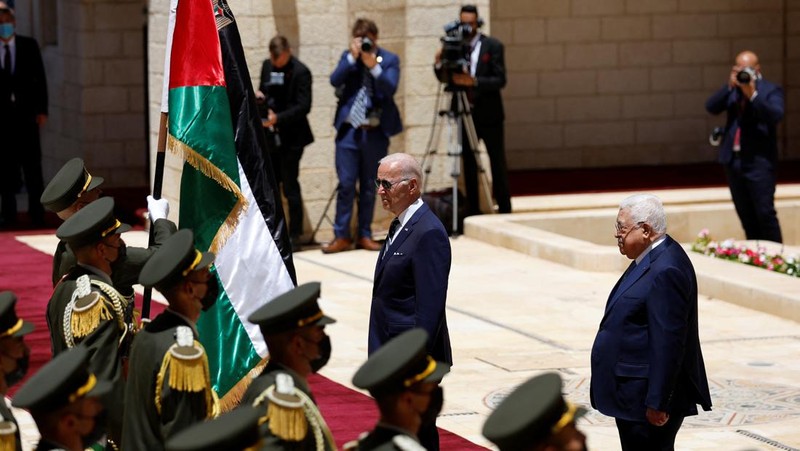 U.S. President Joe Biden shakes hands with Palestinian President Mahmoud Abbas at the Presidential Compound, in Bethlehem, in the Israeli-occupied West Bank July 15, 2022. REUTERS/Evelyn Hockstein
