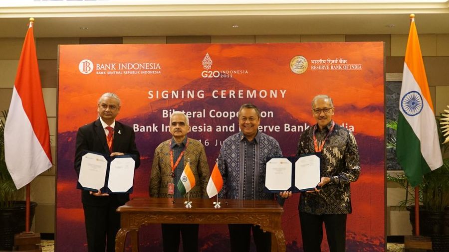 Bank Indonesia (BI) dan Reserve Bank of India (RBI) menandatangani Memorandum of Understanding (MoU) pada 16 Juli 2022 di Bali, Indonesia, di sela-sela Pertemuan Menteri Keuangan dan Gubernur Bank Sentral G20 untuk meningkatkan kerja sama antara kedua bank sentral. (Dok: Bank Indonesia)
