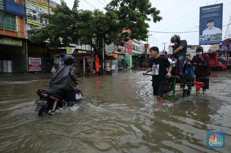 Hujan dengan intensitas tinggi mengguyur sejumlah wilayah di Ciledug, Tangerang, Sabtu (16/7/2022). (CNBC Indonesia/Tri Susilo) Hujan dengan intensitas tinggi mengguyur sejumlah wilayah di Ciledug, Tangerang, Sabtu (16/7/2022). (CNBC Indonesia/Tri Susilo)