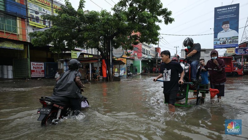 Hujan dengan intensitas tinggi mengguyur sejumlah wilayah di Ciledug, Tangerang, Sabtu (16/7/2022). (CNBC Indonesia/Tri Susilo)