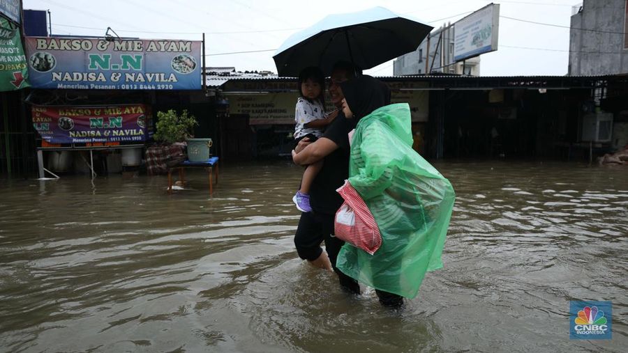 Hujan dengan intensitas tinggi mengguyur sejumlah wilayah di Ciledug, Tangerang, Sabtu (16/7/2022). (CNBC Indonesia/Tri Susilo)