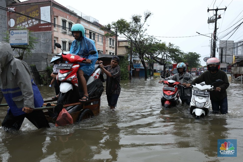 Hujan dengan intensitas tinggi mengguyur sejumlah wilayah di Ciledug, Tangerang, Sabtu (16/7/2022). (CNBC Indonesia/Tri Susilo) Hujan dengan intensitas tinggi mengguyur sejumlah wilayah di Ciledug, Tangerang, Sabtu (16/7/2022). (CNBC Indonesia/Tri Susilo)