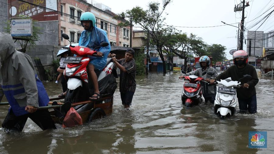 Hujan dengan intensitas tinggi mengguyur sejumlah wilayah di Ciledug, Tangerang, Sabtu (16/7/2022). (CNBC Indonesia/Tri Susilo)