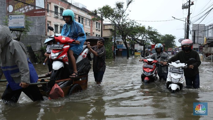 Hujan dengan intensitas tinggi mengguyur sejumlah wilayah di Ciledug, Tangerang, Sabtu (16/7/2022). (CNBC Indonesia/Tri Susilo)