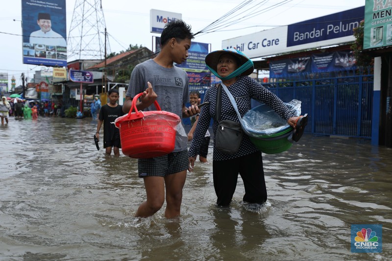 Hujan dengan intensitas tinggi mengguyur sejumlah wilayah di Ciledug, Tangerang, Sabtu (16/7/2022). (CNBC Indonesia/Tri Susilo) Hujan dengan intensitas tinggi mengguyur sejumlah wilayah di Ciledug, Tangerang, Sabtu (16/7/2022). (CNBC Indonesia/Tri Susilo)