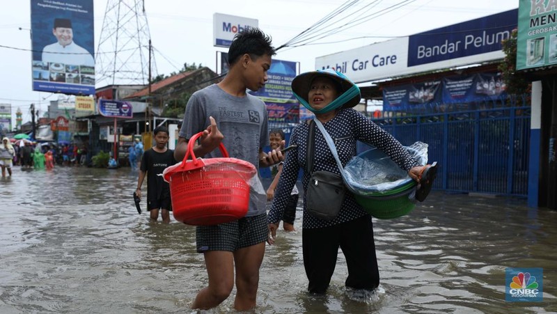 Hujan dengan intensitas tinggi mengguyur sejumlah wilayah di Ciledug, Tangerang, Sabtu (16/7/2022). (CNBC Indonesia/Tri Susilo)