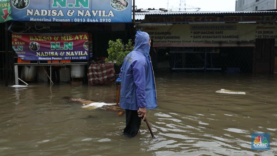 Hujan dengan intensitas tinggi mengguyur sejumlah wilayah di Ciledug, Tangerang, Sabtu (16/7/2022). (CNBC Indonesia/Tri Susilo)