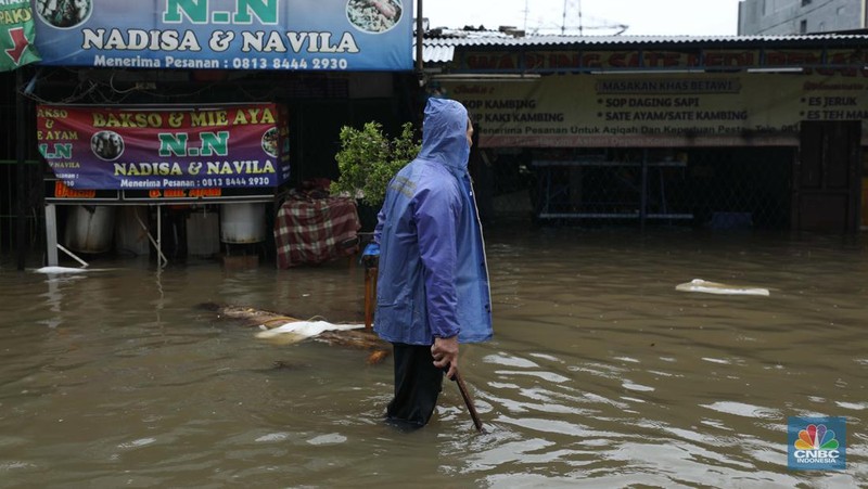 Hujan dengan intensitas tinggi mengguyur sejumlah wilayah di Ciledug, Tangerang, Sabtu (16/7/2022). (CNBC Indonesia/Tri Susilo)
