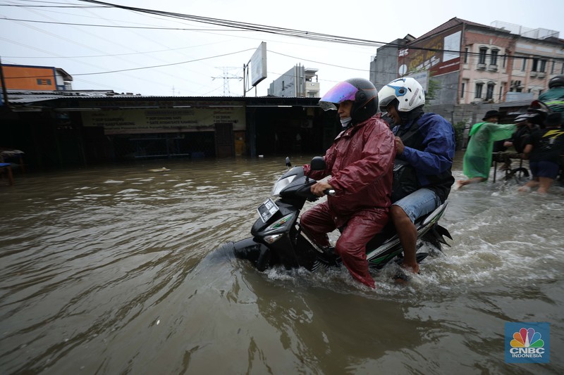 Hujan dengan intensitas tinggi mengguyur sejumlah wilayah di Ciledug, Tangerang, Sabtu (16/7/2022). (CNBC Indonesia/Tri Susilo) Hujan dengan intensitas tinggi mengguyur sejumlah wilayah di Ciledug, Tangerang, Sabtu (16/7/2022). (CNBC Indonesia/Tri Susilo)