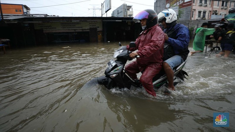 Hujan dengan intensitas tinggi mengguyur sejumlah wilayah di Ciledug, Tangerang, Sabtu (16/7/2022). (CNBC Indonesia/Tri Susilo)