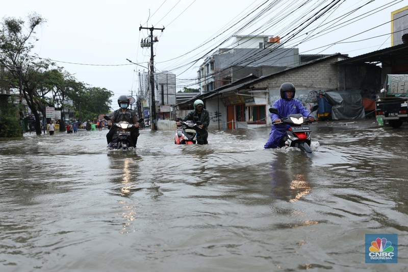 Hujan dengan intensitas tinggi mengguyur sejumlah wilayah di Ciledug, Tangerang, Sabtu (16/7/2022). (CNBC Indonesia/Tri Susilo) Hujan dengan intensitas tinggi mengguyur sejumlah wilayah di Ciledug, Tangerang, Sabtu (16/7/2022). (CNBC Indonesia/Tri Susilo)
