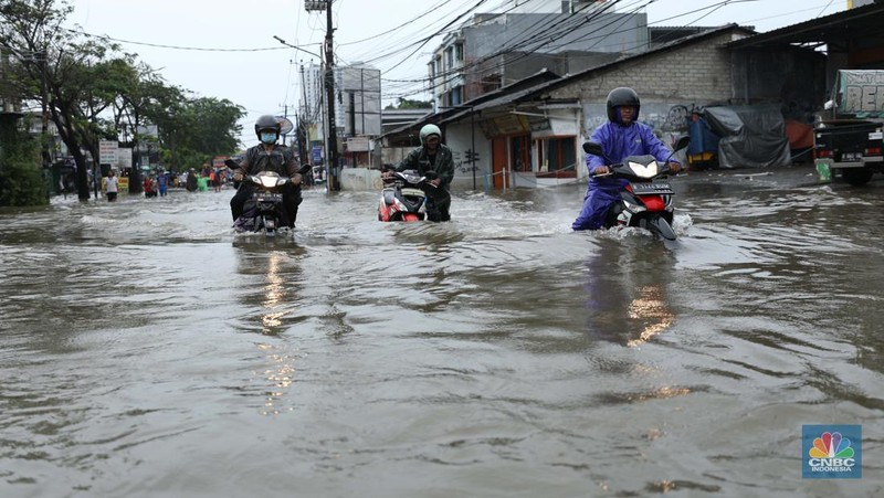 Hujan dengan intensitas tinggi mengguyur sejumlah wilayah di Ciledug, Tangerang, Sabtu (16/7/2022). (CNBC Indonesia/Tri Susilo)