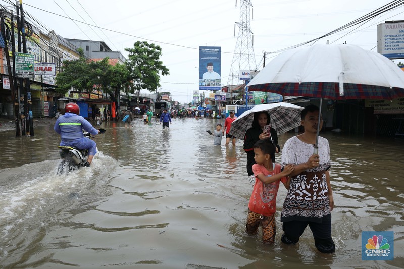 Hujan dengan intensitas tinggi mengguyur sejumlah wilayah di Ciledug, Tangerang, Sabtu (16/7/2022). (CNBC Indonesia/Tri Susilo) Hujan dengan intensitas tinggi mengguyur sejumlah wilayah di Ciledug, Tangerang, Sabtu (16/7/2022). (CNBC Indonesia/Tri Susilo)