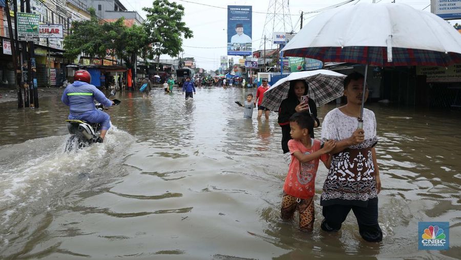 Hujan dengan intensitas tinggi mengguyur sejumlah wilayah di Ciledug, Tangerang, Sabtu (16/7/2022). (CNBC Indonesia/Tri Susilo)