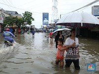 Imbas Tanggul Jebol, Jalan Utama Ciledug, Tangerang Banjir