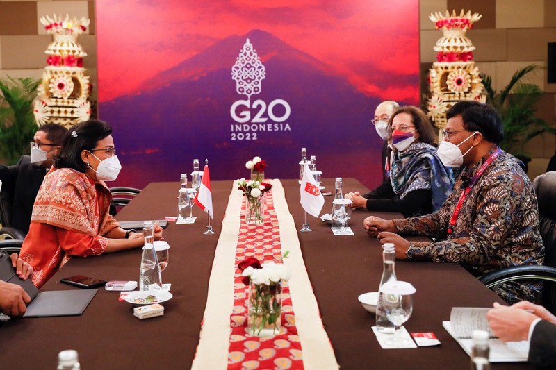 Menteri Keuangan Indonesia Sri Mulyani (depan) menghadiri Pertemuan Menteri Keuangan G20 di Nusa Dua, di pulau resor Indonesia Bali, pada 16 Juli 2022. (AFP/SONNY TUMBELAKA) Menteri Keuangan Indonesia Sri Mulyani (depan) menghadiri Pertemuan Menteri Keuangan G20 di Nusa Dua, di pulau resor Indonesia Bali, pada 16 Juli 2022. (AFP/SONNY TUMBELAKA)