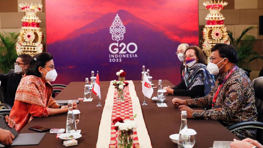 Menteri Keuangan Indonesia Sri Mulyani Indrawati (kiri) berbicara dengan Presiden Financial Action Task Force (FATF) Raja Kumar (kanan) selama pertemuan bilateral mereka di Pertemuan Menteri Keuangan dan Gubernur Bank Sentral G20 di Nusa Dua, di pulau resor Indonesia Bali, pada 16 Juli 2022. (POOL/AFP via Getty Images/MADE NAGI)