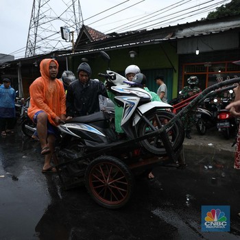 Cuan Jasa Angkut Gerobak di Tengah Kepungan Banjir Ciledug