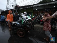 Cuan Jasa Angkut Gerobak di Tengah Kepungan Banjir Ciledug