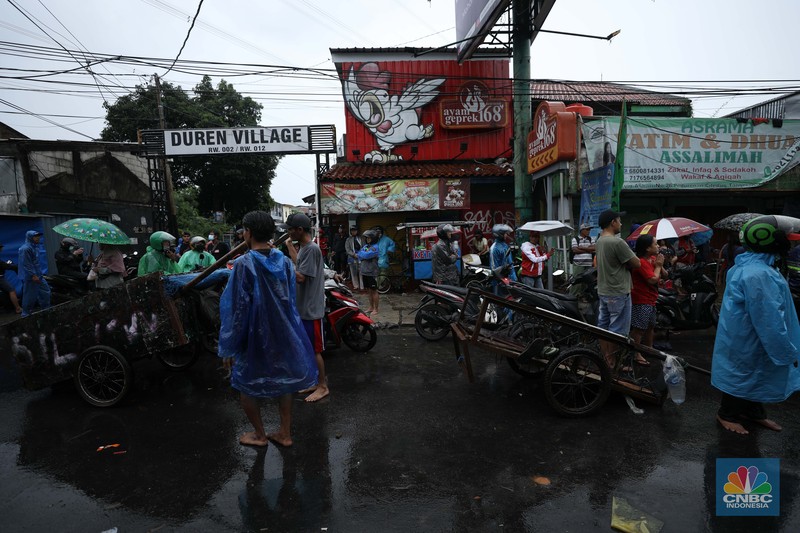 Pengendara sepeda motor menggunakan jasa gerobak saat melintasi banjir di Ciledug, Tangerang Banten, Sabtu (16/7/2022). (CNBC Indonesia/Tri Susilo) Pengendara sepeda motor menggunakan jasa gerobak saat melintasi banjir di Ciledug, Tangerang Banten, Sabtu (16/7/2022). (CNBC Indonesia/Tri Susilo)