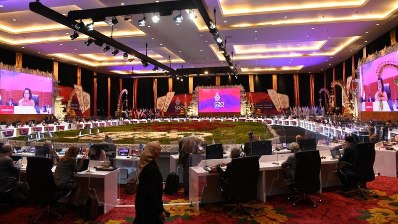 Menteri Keuangan Indonesia Sri Mulyani (depan) menghadiri Pertemuan Menteri Keuangan G20 di Nusa Dua, di pulau resor Indonesia Bali, pada 16 Juli 2022. (AFP/SONNY TUMBELAKA)