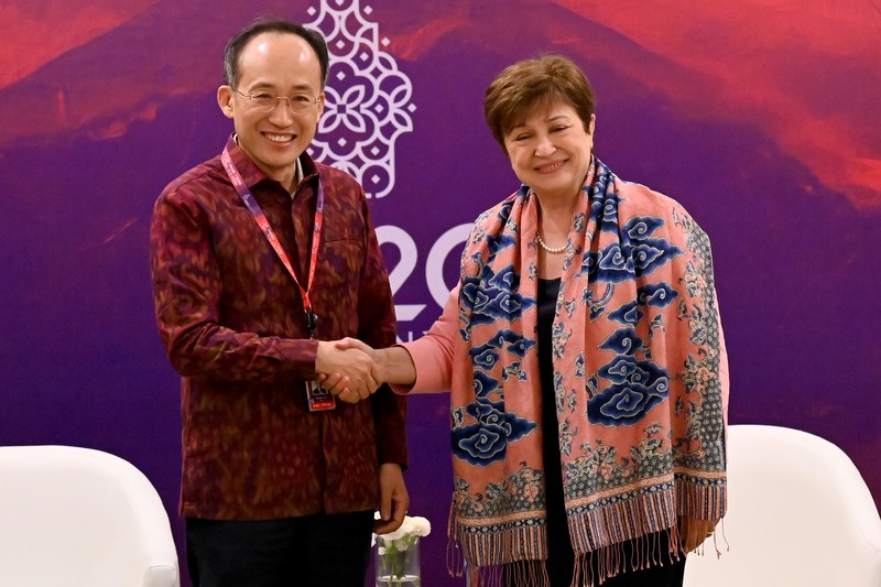 Menteri Keuangan Indonesia Sri Mulyani (depan) menghadiri Pertemuan Menteri Keuangan G20 di Nusa Dua, di pulau resor Indonesia Bali, pada 16 Juli 2022. (AFP/SONNY TUMBELAKA)