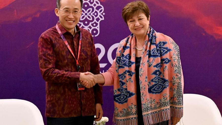 Menteri Keuangan Indonesia Sri Mulyani (depan) menghadiri Pertemuan Menteri Keuangan G20 di Nusa Dua, di pulau resor Indonesia Bali, pada 16 Juli 2022. (AFP/SONNY TUMBELAKA)