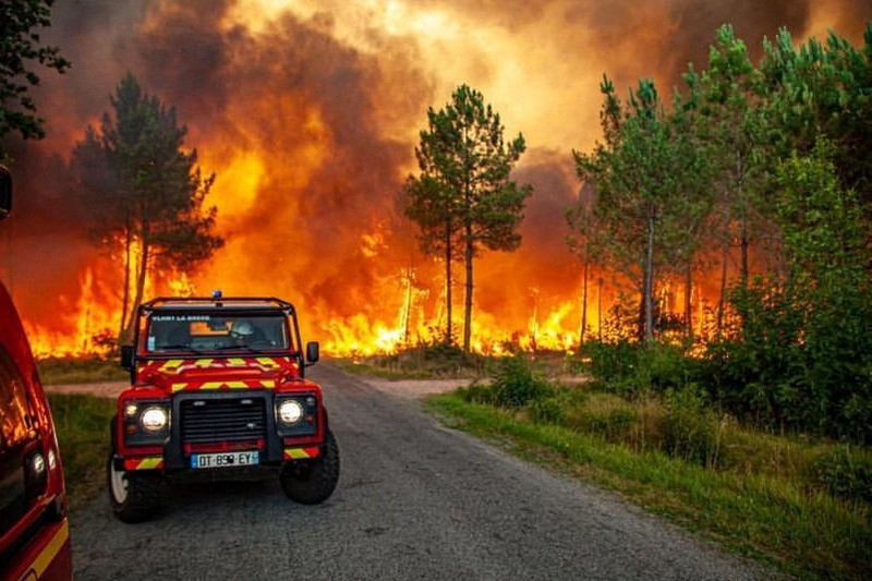 Kebakaran Hutan di wilayah Gironde di barat daya Prancis Petugas pemadam kebakaran bekerja setelah kebakaran yang terjadi di dekat Landiras, saat kebakaran hutan terus menyebar di wilayah Gironde di barat daya Prancis, Sabtu (16/7/2022). (SDIS 33 via AP)