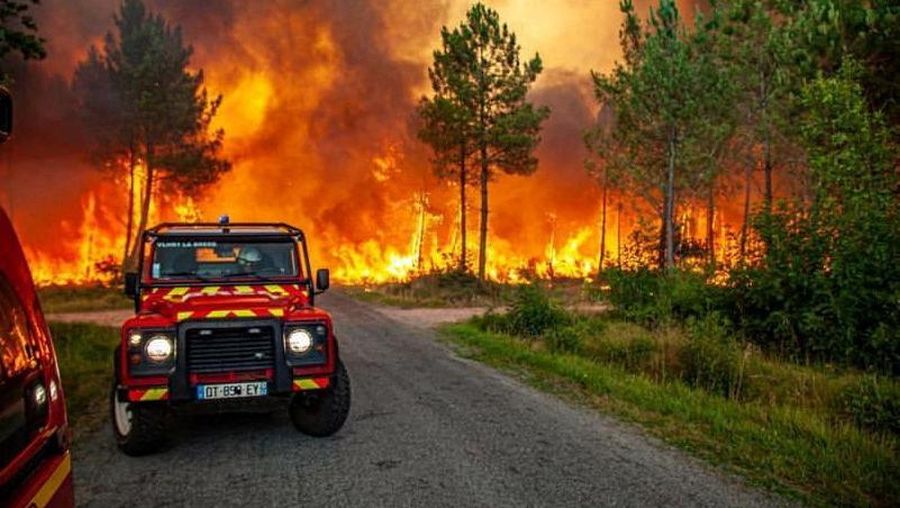 Petugas pemadam kebakaran bekerja setelah kebakaran yang terjadi di dekat Landiras, saat kebakaran hutan terus menyebar di wilayah Gironde di barat daya Prancis, Sabtu (16/7/2022). (SDIS 33 via AP)