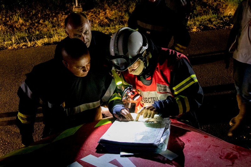 Petugas pemadam kebakaran bekerja setelah kebakaran yang terjadi di dekat Landiras, saat kebakaran hutan terus menyebar di wilayah Gironde di barat daya Prancis, Sabtu (16/7/2022). (SDIS 33 via AP)