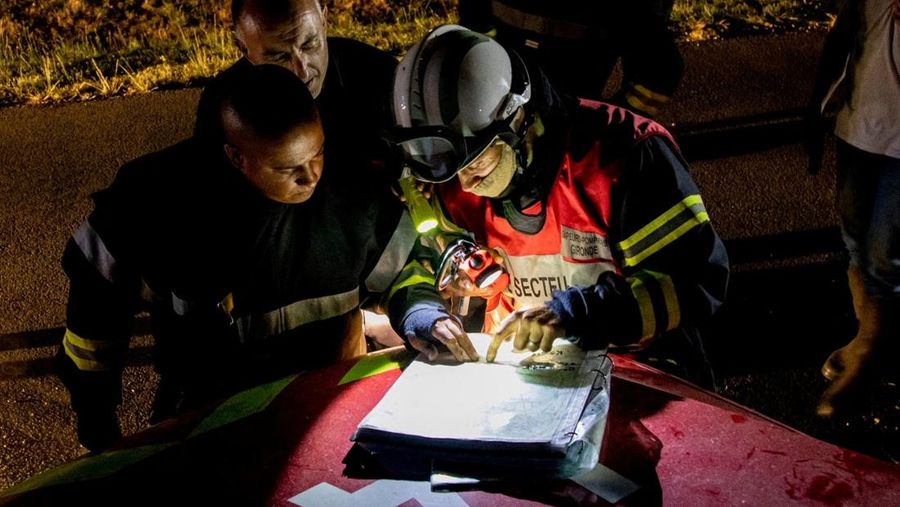 Petugas pemadam kebakaran bekerja setelah kebakaran yang terjadi di dekat Landiras, saat kebakaran hutan terus menyebar di wilayah Gironde di barat daya Prancis, Sabtu (16/7/2022). (SDIS 33 via AP)