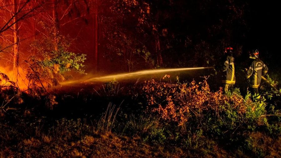 Petugas pemadam kebakaran bekerja setelah kebakaran yang terjadi di dekat Landiras, saat kebakaran hutan terus menyebar di wilayah Gironde di barat daya Prancis, Sabtu (16/7/2022). (SDIS 33 via AP)