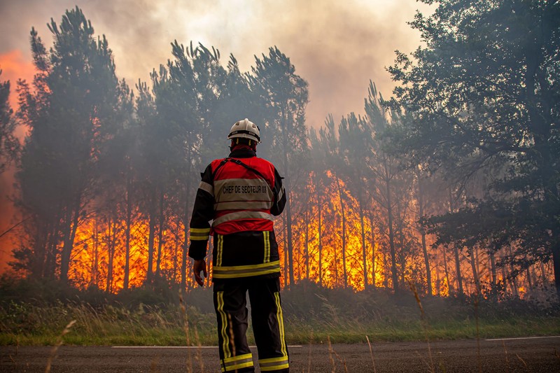 Petugas pemadam kebakaran bekerja setelah kebakaran yang terjadi di dekat Landiras, saat kebakaran hutan terus menyebar di wilayah Gironde di barat daya Prancis, Sabtu (16/7/2022). (SDIS 33 via AP)