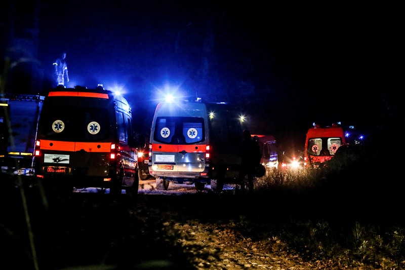 Api berkobar di lokasi jatuhnya pesawat kargo Antonov An-12 milik perusahaan Ukraina, dekat Kavala, Yunani, Sabtu (16/7/2022). Pesawat kargo itu dalam perjalanan dari Serbia ke Yordania. Sebelum kejadian, pesawat telah meminta izin untuk melakukan pendaratan darurat di Bandara Kavala terdekat. Tetapi pesawat tidak berhasil mencapainya. (Laskaris Tsotsas/Eurokinissi via REUTERS)
