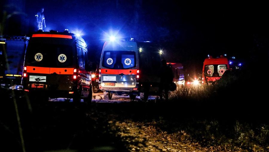 Api berkobar di lokasi jatuhnya pesawat kargo Antonov An-12 milik perusahaan Ukraina, dekat Kavala, Yunani, Sabtu (16/7/2022). Pesawat kargo itu dalam perjalanan dari Serbia ke Yordania. Sebelum kejadian, pesawat telah meminta izin untuk melakukan pendaratan darurat di Bandara Kavala terdekat. Tetapi pesawat tidak berhasil mencapainya. (Laskaris Tsotsas/Eurokinissi via REUTERS)